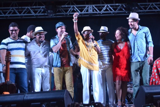 Talentosa, contente e faceira: a compositora Patativa ladeada pelo séquito de admiradores com quem trabalhou para o sucesso de "Ninguém é melhor do que eu", o disco e o show. Foto: Maristela Sena