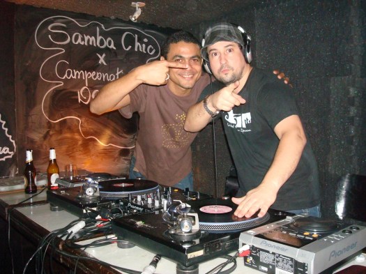 Os djs Franklin e Marcelinho da Lua em 2009, no Espelunca Chic. Foto: Eloína Reis