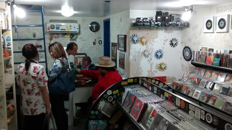 Entre amigos, clientes e amigos clientes, o movimento na Passa Disco