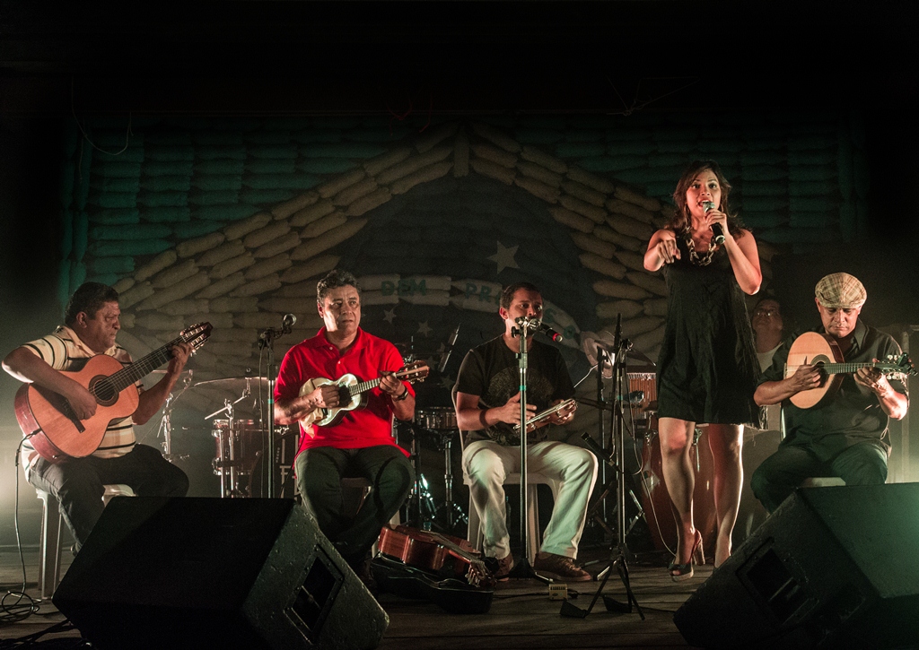 Em edição anterior da Tribo do Pixixita, a cantora Flávia Bittencourt, acompanhada pelo Instrumental Pixinguinha, com Chico Nô ao pandeiro. Foto: Taciano Brito