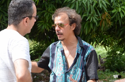 Francisco Colombo (E) dirige Beto Ehongue durante a filmagem de seu novo curta-metragem. Foto: Evandro Filho