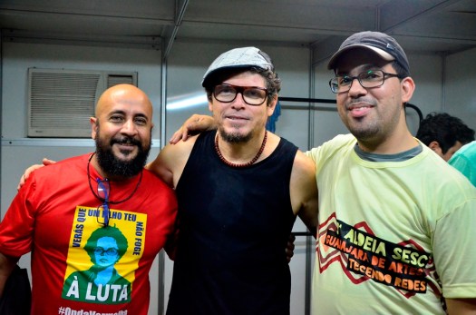 FM, 04 e o blogueiro no camarim, após o show do mundo livre s/a. Foto: Daniel Sena