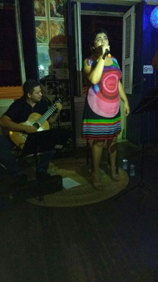 Acompanhada do sete cordas João Eudes, Tássia canta Nara. Foto: Rejane Galeno