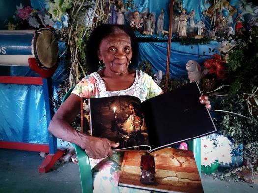 Mãe Elzita (São Luís) exibe seu retrato em Zeladores de voduns. Foto: Márcio Vasconcelos