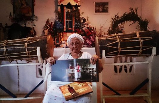 Mãe Mundica Estrela (São Luís) exibe seu retrato em Zeladores de voduns. Foto: Márcio Vasconcelos