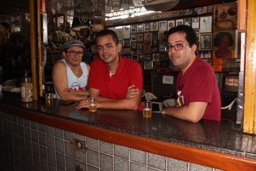 Os chororrepórteres Ricarte, Rivanio e este que vos perturba, no Bar do Léo, um dos cenários da Chorografia do Maranhão. Foto: Murilo Santos