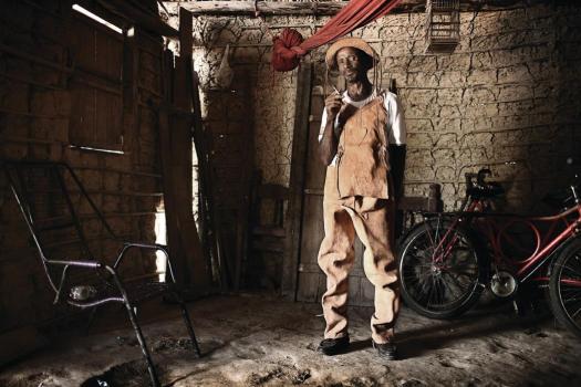 Um dos habitantes atuais dos lugares por onde Lampião passou há quase um século. Na trilha do cangaço – o sertão que Lampião pisou. Márcio Vasconcelos. Reprodução
