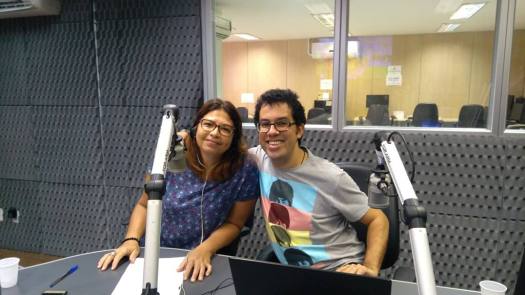 A grife do rádio e o Homem de vícios antigos nos estúdios da Nova 1290. Acervo pessoal