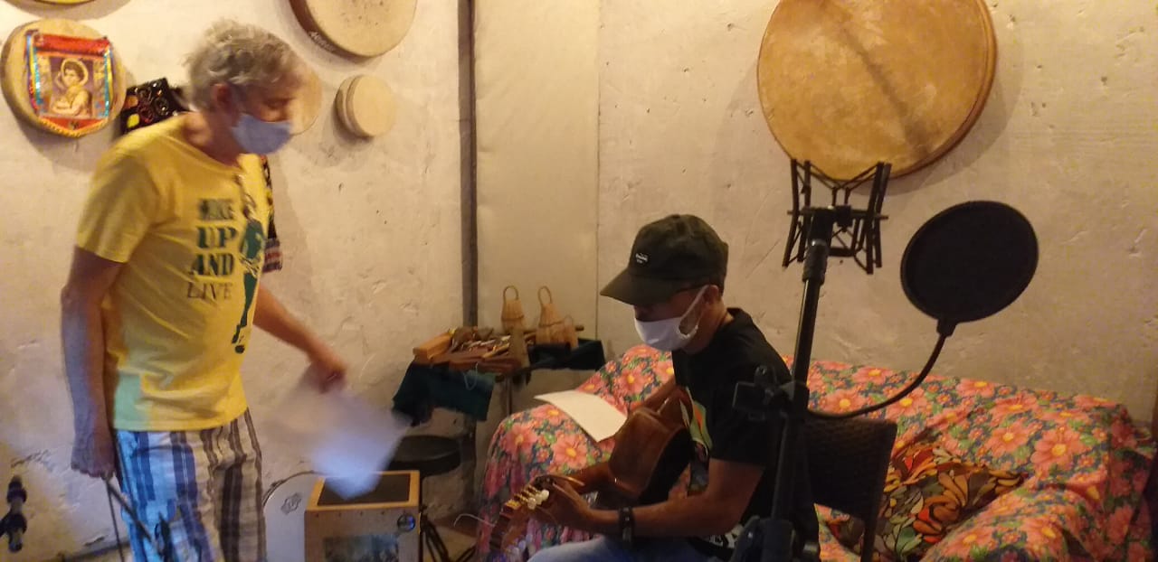 Os poetas Celso Borges e Fernando Abreu durante sessão de gravação de "Machado afiado". Foto: divulgação