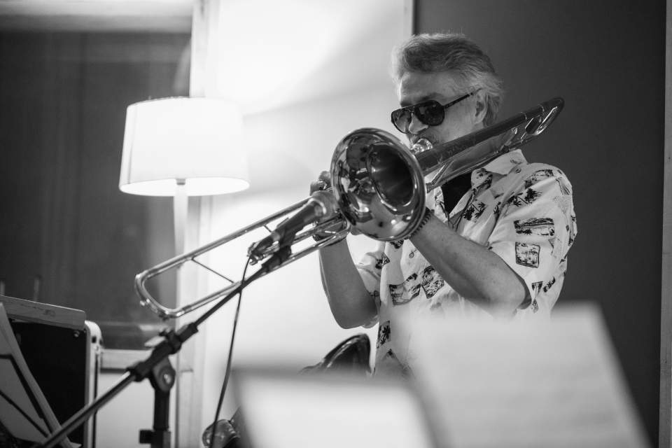 Maestro Tiquinho em sessão de gravação de "Trombonesia". Foto: Paola Vianna