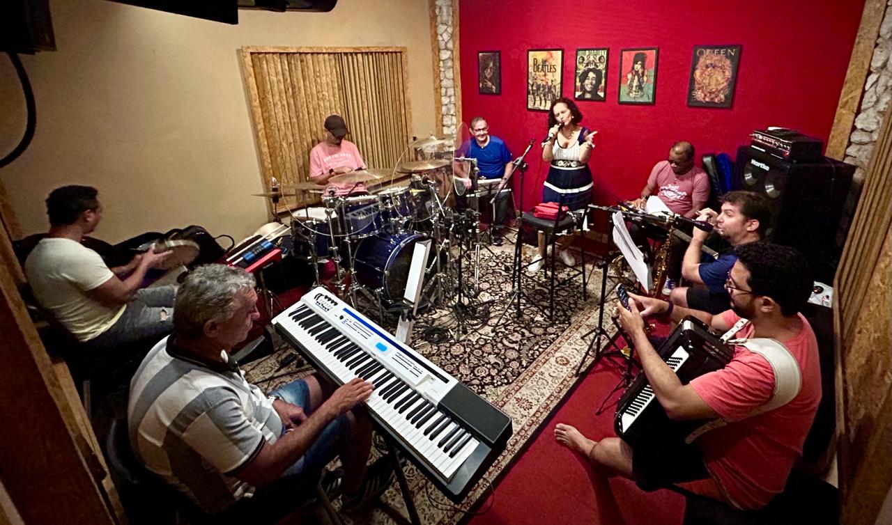 A cantora Regina Oliveira no centro da roda do ensaio com a banda Choro, Samba e Outras Bossas. Foto: Reprodução