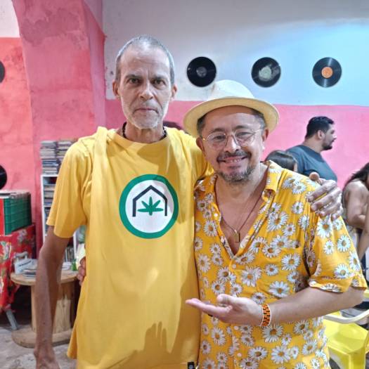 Papo de radialista: Otávio Rodrigues e Ricarte Almeida Santos, dois dos professores que tive fora da sala de aula - foto: Otávio Costa