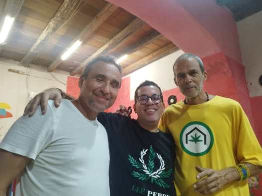 Não é todo dia que a gente é fotografado entre dois Otávios, dois irmãos: o blogueiro entre Costa e Rodrigues - foto: Elizeu Cardoso