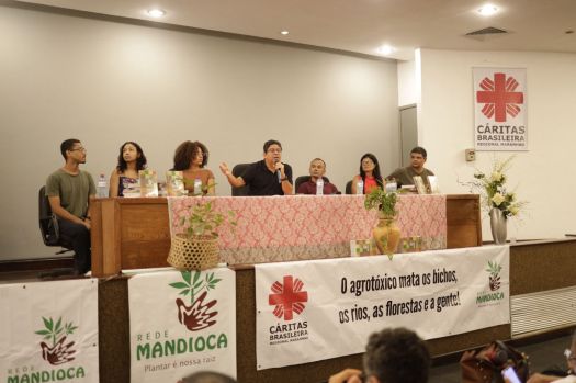 O professor Marcelo Carneiro (ao centro) e parte da equipe de pesquisadores