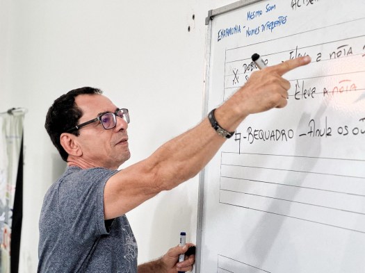 O músico Nosly ministra a oficina Trilhas e Tons - foto: acervo do projeto