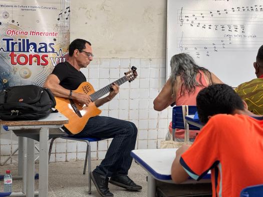 O instrutor Nosly durante abertura de mais uma turma da oficina Trilhas e Tons, hoje, em Arari - foto divulgação