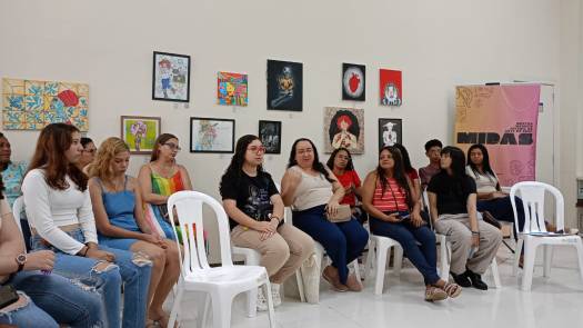 Parte do público presente à roda de conversa ontem e algumas das obras expostas na Midas - foto: Zema Ribeiro