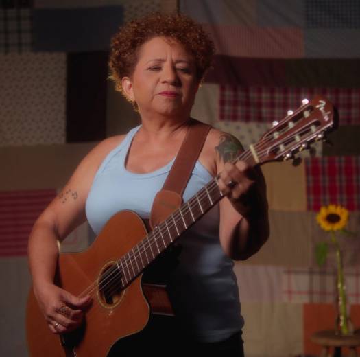 A cantora e compositora Lena Garcia - foto: divulgação